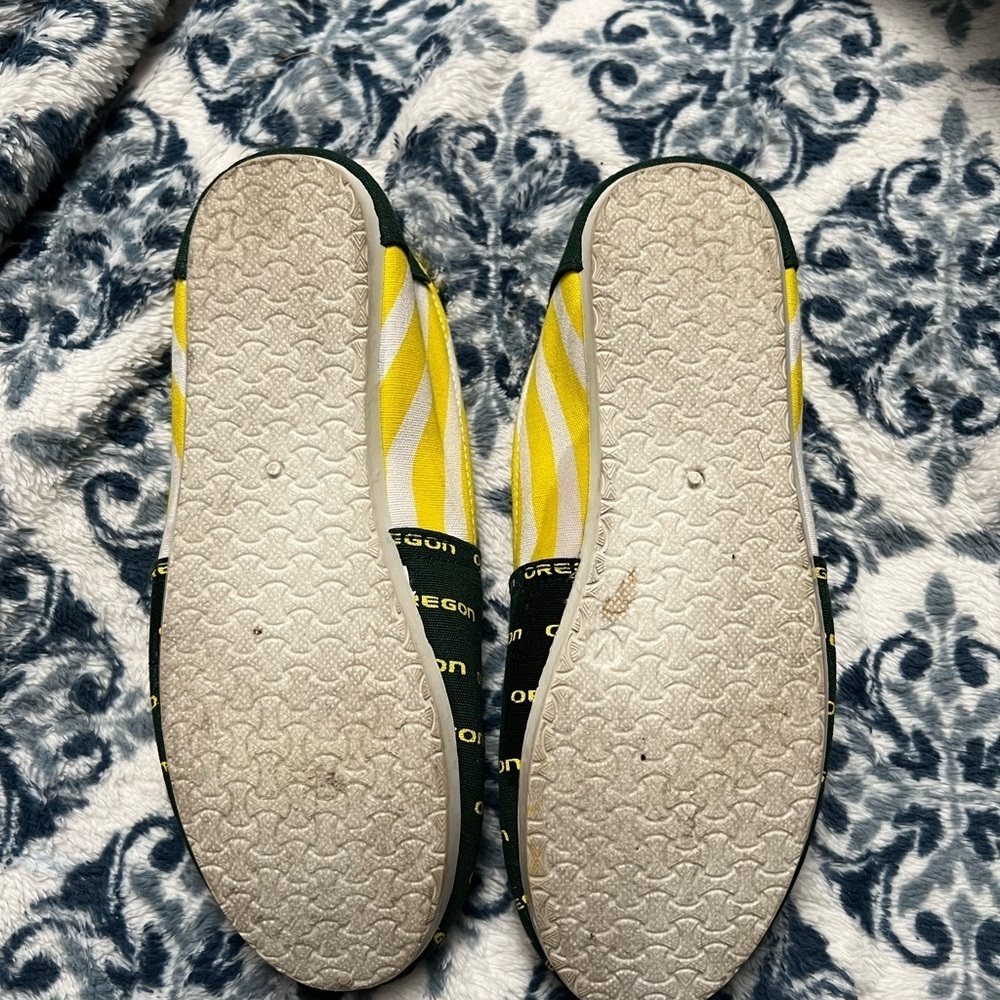 Oregon Ducks SZ M Women’s Shoes 7/8 Slip on Canvas Yellow Green Tom’s look alike - Picture 5 of 11